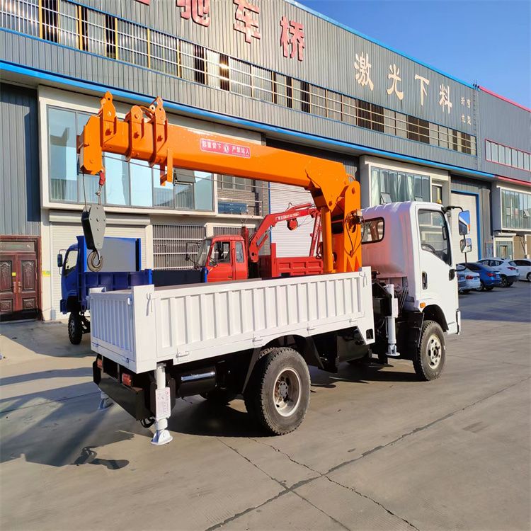 东乡族自治县三轮随车吊定制 农用改装机自备吊中瑞长期出售